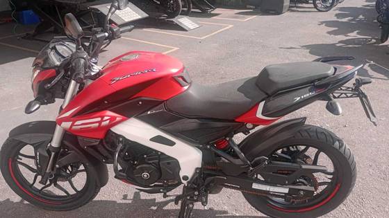 BAJAJ DOMINAR 160 